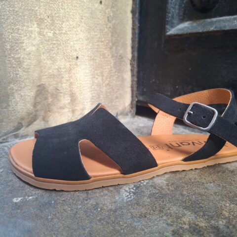 Sandalia negra vivant