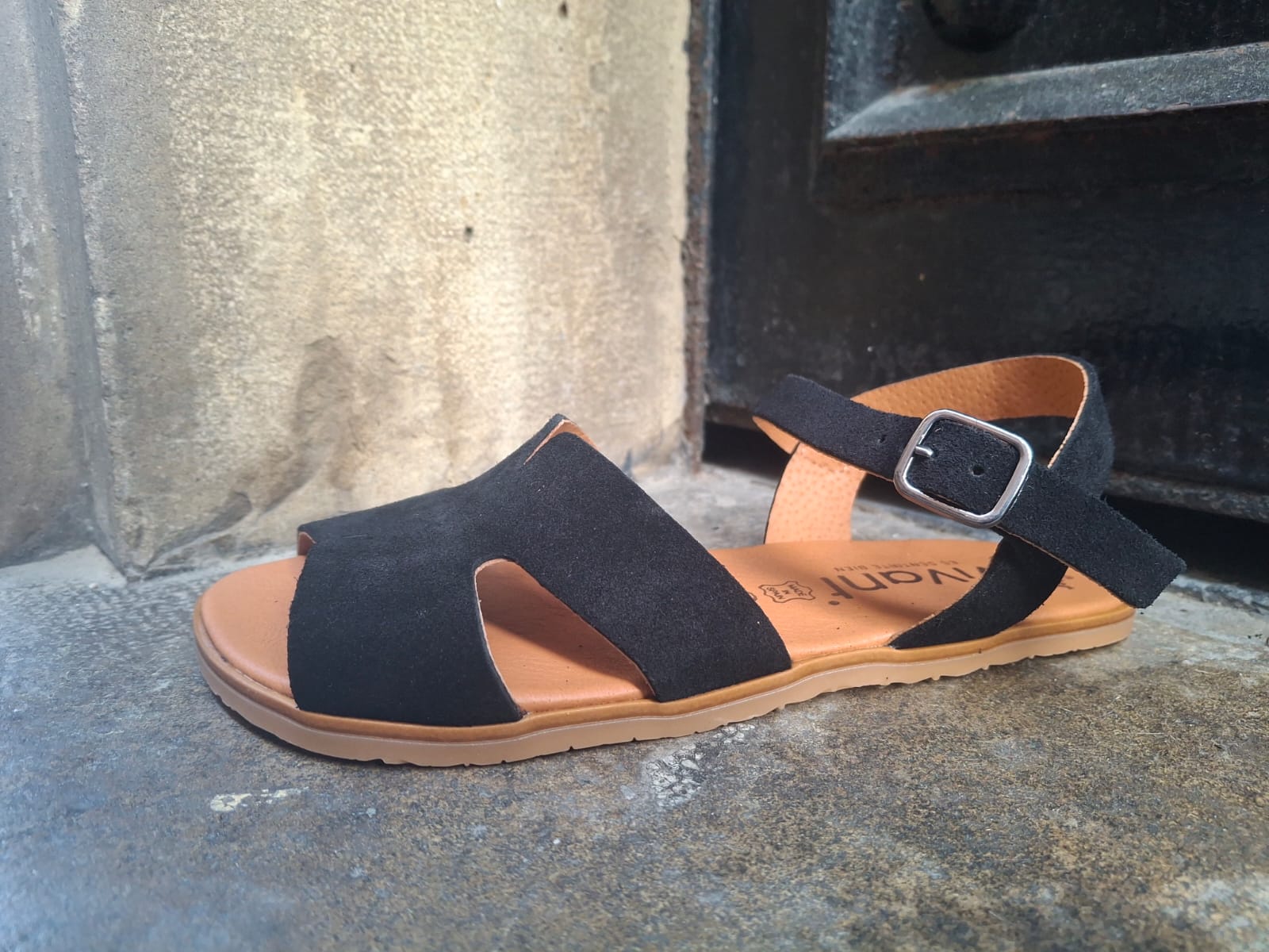 Sandalia negra vivant